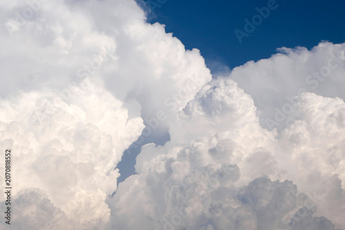 Ausschnitt aus Wolkenformation Cumulonimbus bei aufziehendem Gewitter - Stockfoto