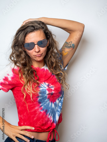 фотографія Playful studio portrait of a woman against a clean white backdrop, featuring dark blonde wavy hair and a cheeky, sarcastic look