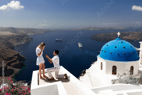 Fotografía Propose in Santorini island with Blue domes and Volcano view Cruise shipos and c