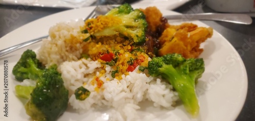 Cuadro en lienzo Healthy meal setup withe rice, fresh green broccoli and chopped vegetables stir-fry