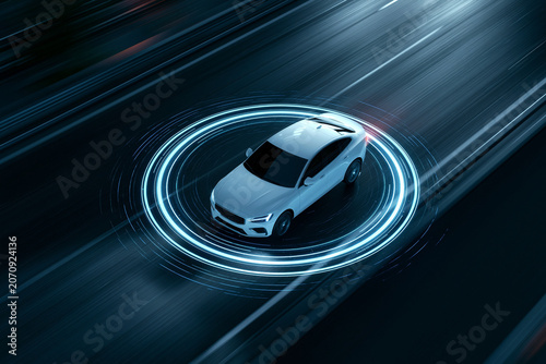 Autonomes Elektroauto fährt nachts auf der Autobahn mit leuchtenden Radar- und Lidarsensoren, intelligentes Fahrzeug der Zukunft.