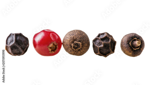 Photos Isolated variety of black, red, and allspice berries, aromatic culinary ingredie