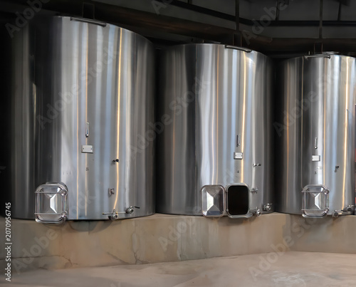 Bild auf Leinwand Cuves inox de vinification dans une cave moderne de production de vin