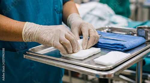 Foto Medical professional prepares sterile gauze for surgery