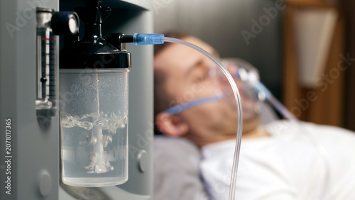 Tablou pe pânză Portable oxygen delivery system with humidifier connected to a patient receiving