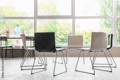 Cuadro en lienzo Empty modern meeting room with chairs and large windows