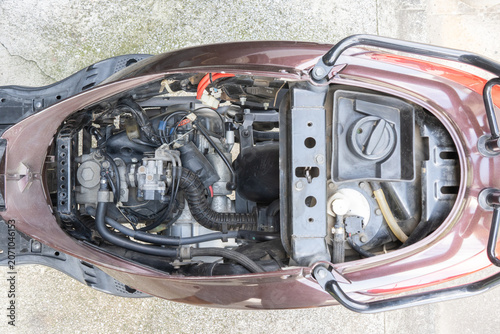 シートを外した125ccスクーターの内部を清掃した全体の様子
