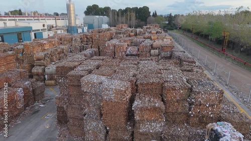 Cartón reciclable acopiado en planta industrial. Materia prima para reciclaje, industria papelera, recuperación de materiales, gestión de residuos, economía circular, sostenibilidad