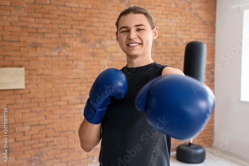 Sporty young man in boxing ...