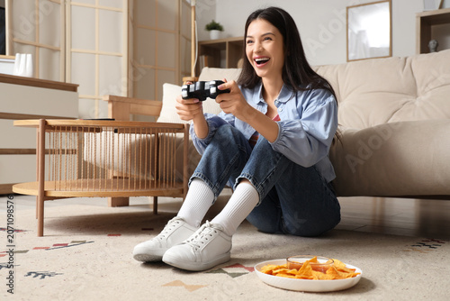 Young girl playing video ga...