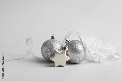 Bilde på lerret Silver Christmas baubles with star and ribbon on grey background