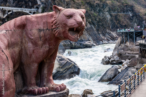 Φωτογραφία A Tiger statue an iconic landmark at Tiger Leaping Gorge in Yunnan province of China