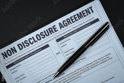 Tableau sur toile Serious legal document non disclosure agreement contract paper with pen awaits o