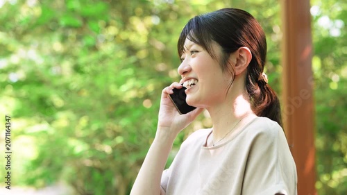 スマートフォンで通話をする女性, Woman Talking on a Smartphone