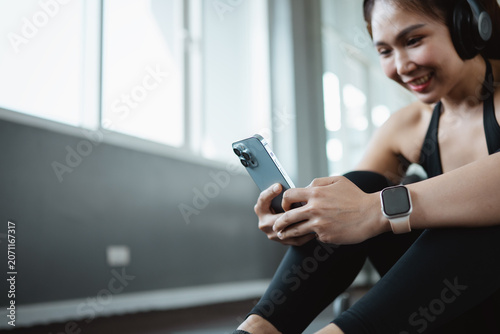 Foto smartphone mobile technology digital exercise Smiling fitness woman using smartp