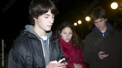 Chatting zoomers: a generation addicted to smartphones. Not all screen time is bad