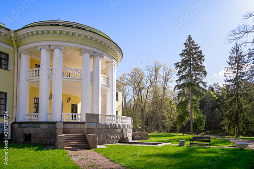 Foto Large rotunda in the backyard of Prince Gagarin's estate in Kholomki, Pskov regi