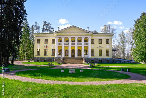 Quadro em tela Classic estate of Prince Gagarin in the village of Kholomki, Pskov region of Rus