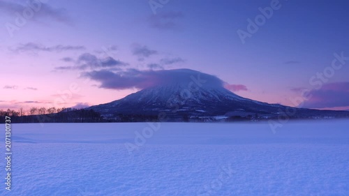 羊蹄山の朝と雪原
