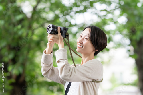 カメラを持った女性