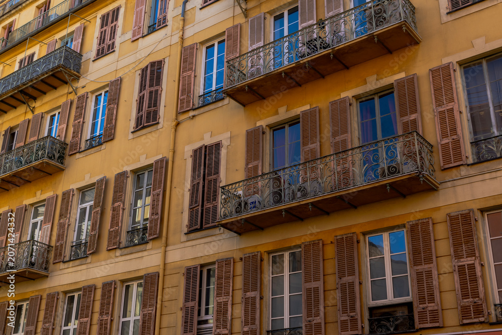 Obraz premium Old houses with windows and balconies, Nice, France