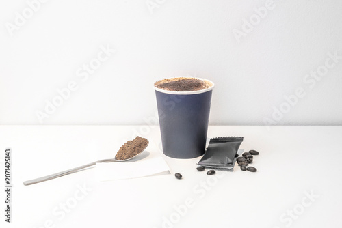 Foto A matte black cardboard cup with a matching lid and a minimalist coffee leaf design, captured inside a car, reflecting the city lights through the fogged window