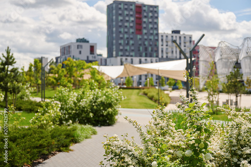 Foto Modern residential complex with green spaces
