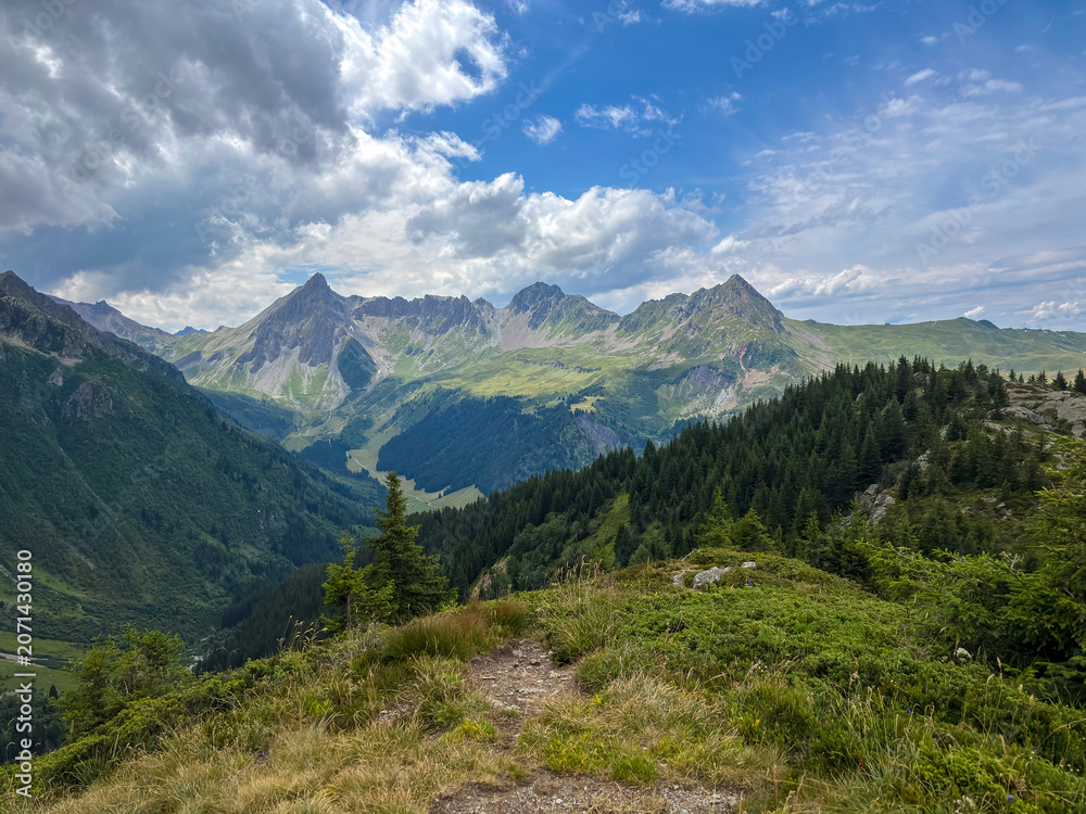 Obraz premium Mountain valley and alpine peaks near Les Contamines-Montjoie, France