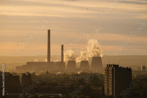 Cuadro en lienzo The Sakmara Thermal Power Plant in Orenburg is shrouded in smog from emissions at sunset