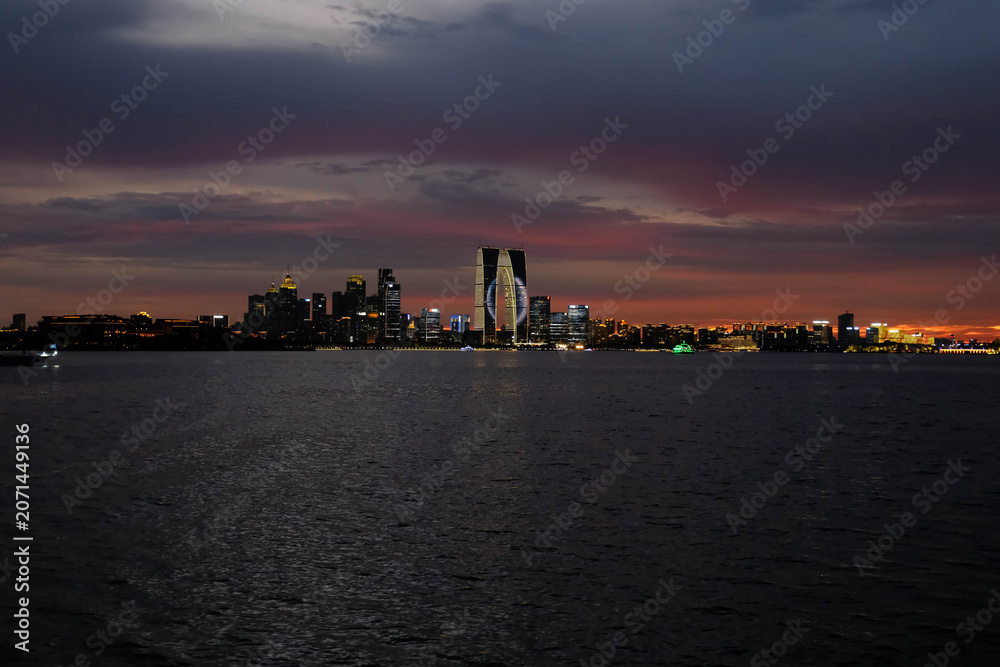 Obraz premium City skyline over water at dusk