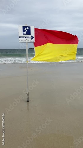Drapeau de limite de baignade surveillée.