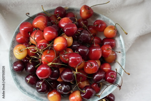 Fotografie ripe red cherries with dew drops on the velvety skin