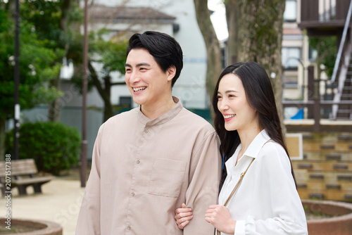 Obraz na plátně 公園で笑顔のカップル30代日本人