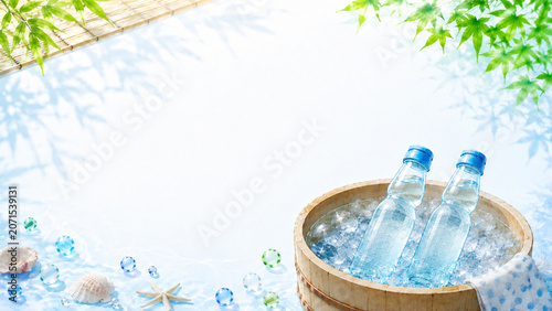 冷たい氷水を入れた木桶で冷やしたサイダー 日本の夏の風物詩