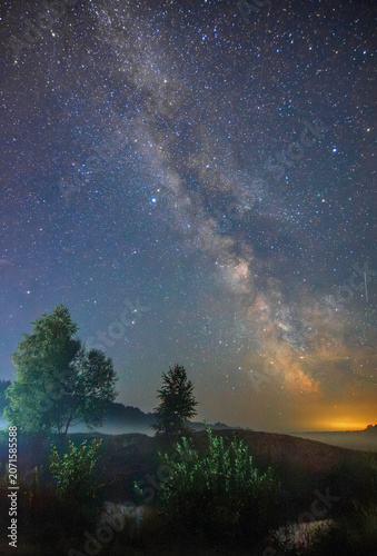 Tableau sur toile breathtaking Milky Way galaxy stretching across a dark night sky above a misty,