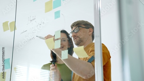 Φωτογραφία Business colleagues brainstorming innovative ideas during agile meeting, discuss