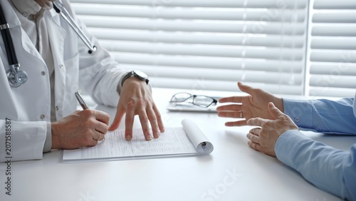 Foto Doctor and patient discussing diagnosis, treatment options, and healthcare plan