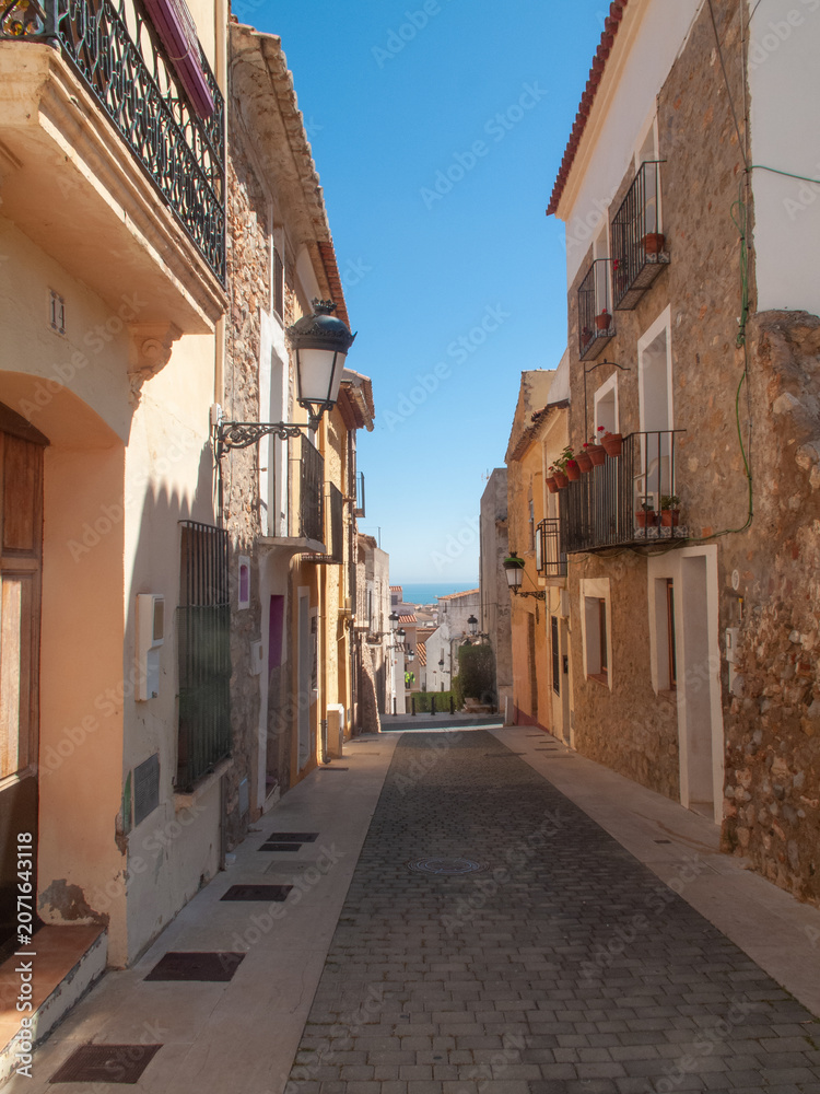 Fototapeta premium Oropesa del Mar, en Castellón, Comunidad Valenciana, es una auténtica sorpresa de calas de aspecto natural, monumentos y playas.