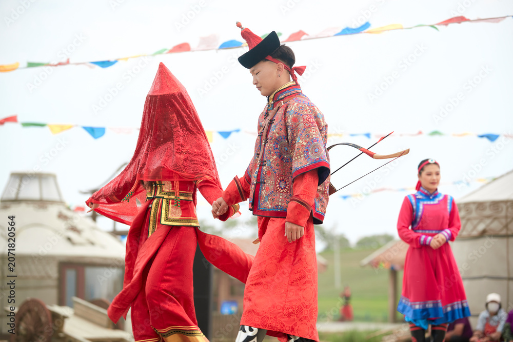 Obraz premium Traditional Mongolian wedding ceremony on the grassland
