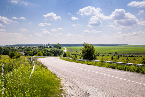 Foto Ternopil Oblast, Ukraine: A winding rural road with a sturdy metal guardrail off