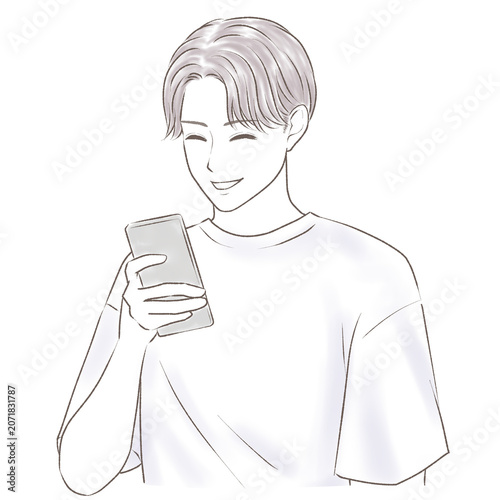 スマホを見て笑っているセンターパートの男性
