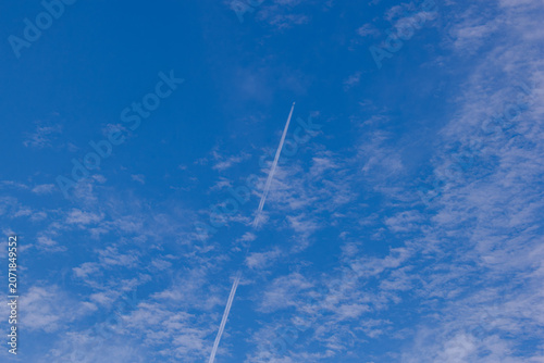 青空を貫く飛行機雲