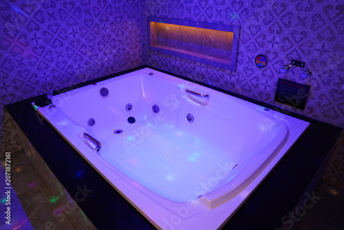 Banheira de Hidromassagem Motel Quarto Luxo Espuma Bebida Noite Relaxar