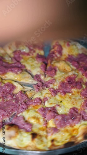 Pizza Saindo do Forno a Lenha Quentinha Preparativos Condimentos