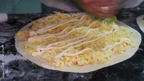 Pizza Saindo do Forno a Lenha Quentinha Preparativos Condimentos