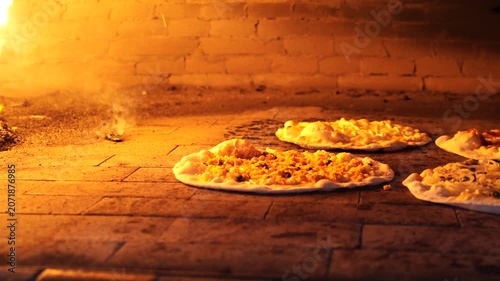 Pizza Saindo do Forno a Lenha Quentinha Preparativos Condimentos