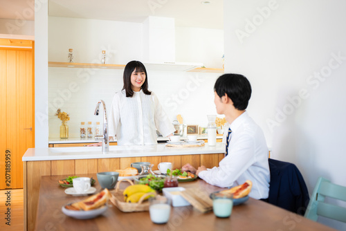 朝食イメージ、夫婦