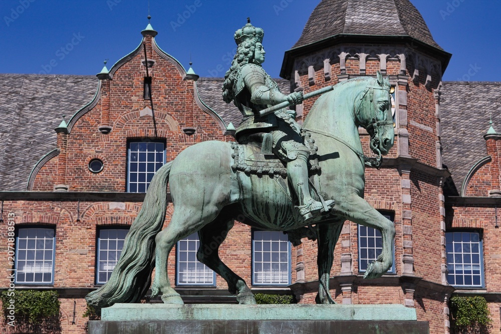 Fototapeta premium Düsseldorf, Jan-Wellem vor dem historischen Rathaus