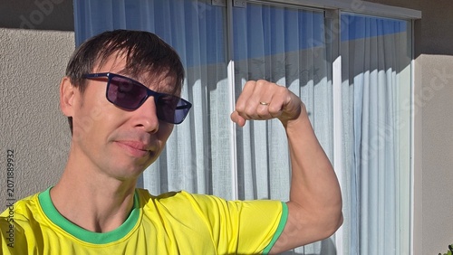 torcedor brasileiro celebra vitória do brasil 