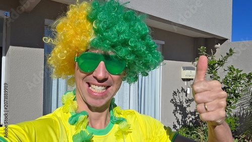 torcedor brasileiro celebra vitória do brasil 